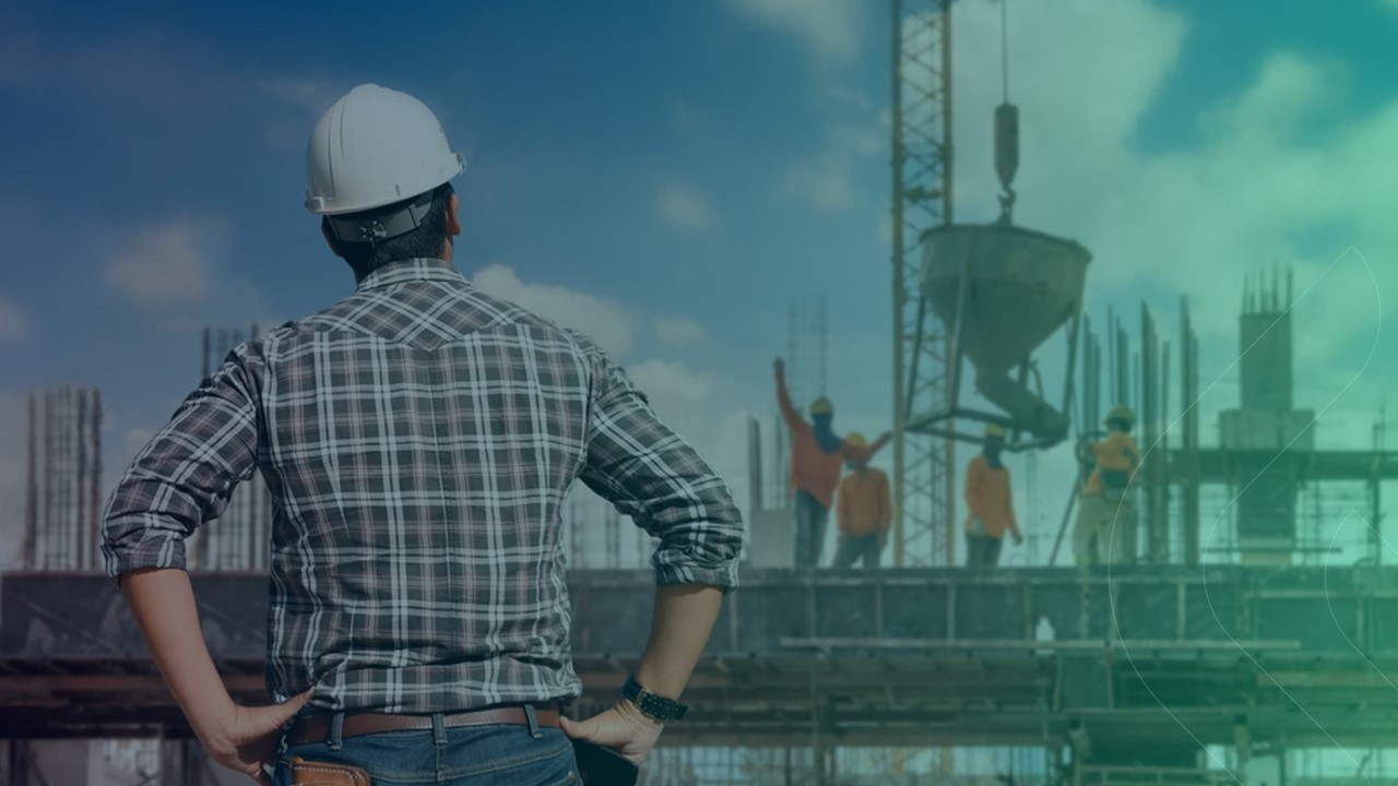 Engenheiro observando canteiro de obras